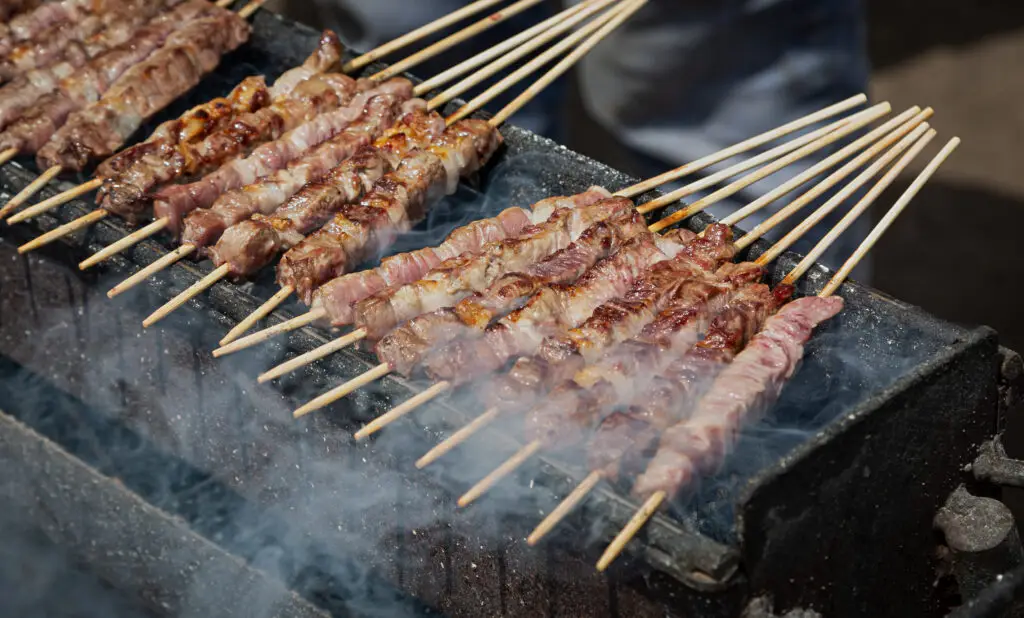 arrosticini che si vengono cotti alla brace