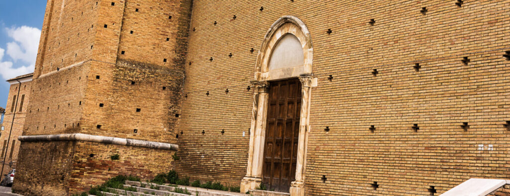 particolare della porta della cattedrale di Penne